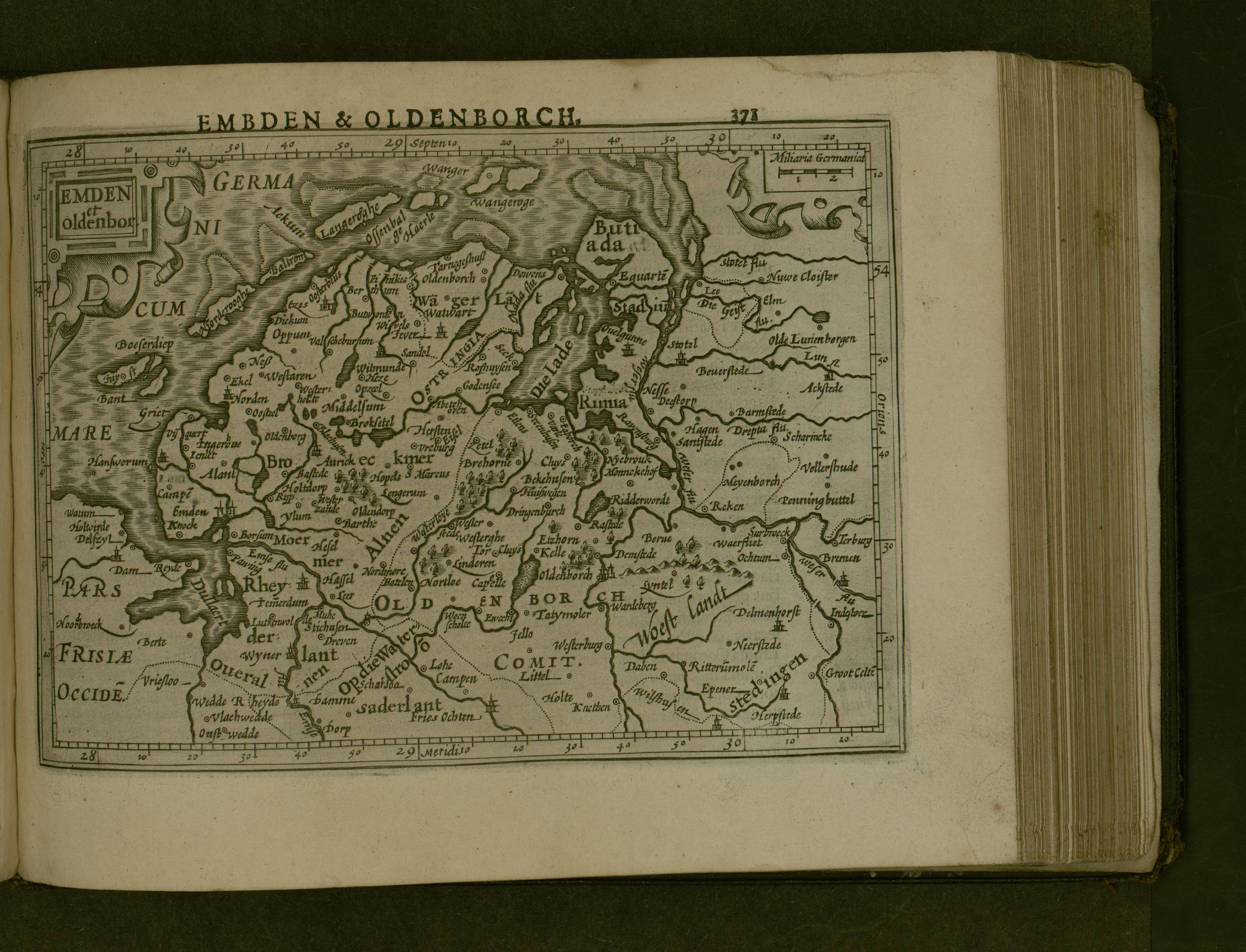 Offenes Buch mit einer detaillierten Deutschlandkarte mit geografischen Merkmalen wie Flüssen, Bergen und Städten, begleitet von beschreibendem Text.