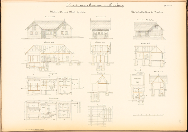 Ein aufgeschlagenes Buch mit Architekturplänen und Text neben einer Zeichnung eines Hauses.