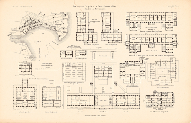 Ein altes Buch mit einer detaillierten Stadtkarte auf dem Cover, das Gebäude, Straßen und Text mit Informationen zu Sehenswürdigkeiten und Orten zeigt.