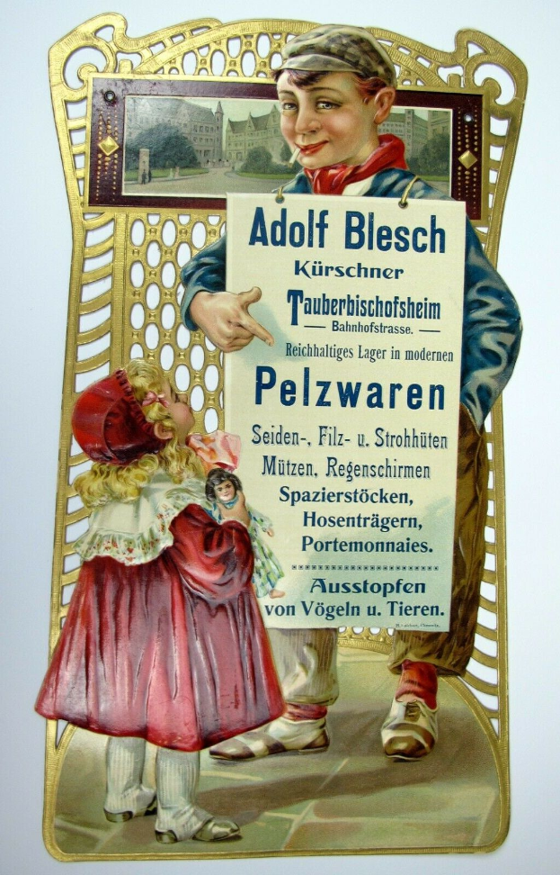 Ein altes deutsches Werbeplakat mit einem Jungen und einem Mädchen in traditioneller Kleidung, wobei der Junge ein Schild mit der Aufschrift "Adolf Blesch" hält und das Mädchen neugierig zu ihm aufschaut, vor einem hellgelben Hintergrund mit fetter schwarzer Schrift.