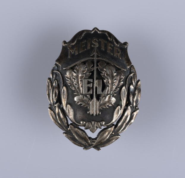Ein silbernes deutsches Armeeabzeichen mit einem zentralen Lorbeerkranz und eingravierter Schrift.