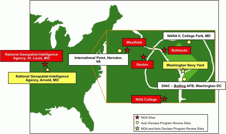 Eine detaillierte Karte der Vereinigten Staaten, die die Standorte der National Geospatial Intelligence Agency in fetter Schrift hervorhebt, einschließlich geografischer Merkmale wie Flüsse, Berge und Städte.