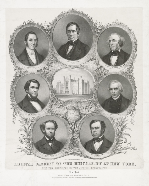 Schwarz-weiß-Foto von formell gekleideten Männern, die mit einem Gebäude im Hintergrund posieren, mit Text unten, der "Medizinische Fakultät der Universität New York und die Gründer des medizinischen Departments" lautet.