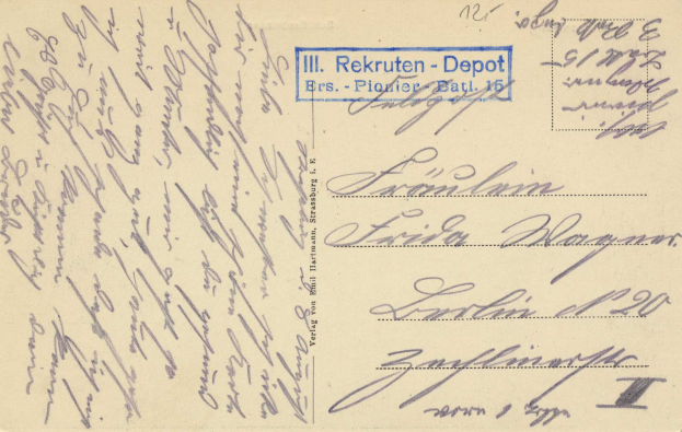 Eine alte Postkarte mit einer handgeschriebenen Nachricht, die an die deutsche Post adressiert ist und Text sowie einen Stempel auf der rechten Seite enthält.