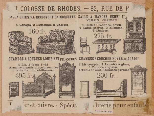 Eine alte Werbung für einen Möbelladen mit einem Sofa, einem Stuhl und einem Tisch sowie begleitendem Text.