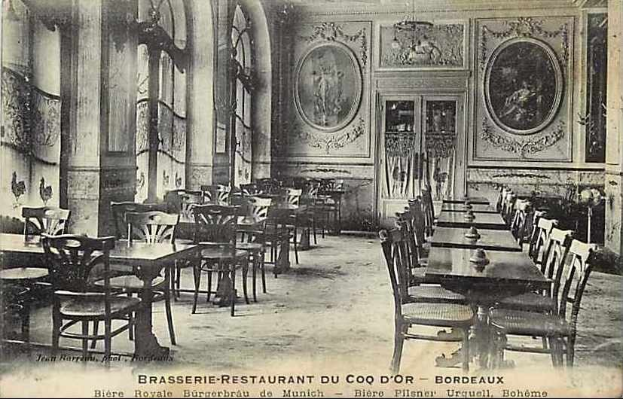 Schwarzes und weißes Foto eines alten Brasserie-Restaurant-Interieurs im Coq d'or, Bordeaux, Frankreich, mit Tischen, Stühlen, Wandgemälden und einer zentralen Tür.