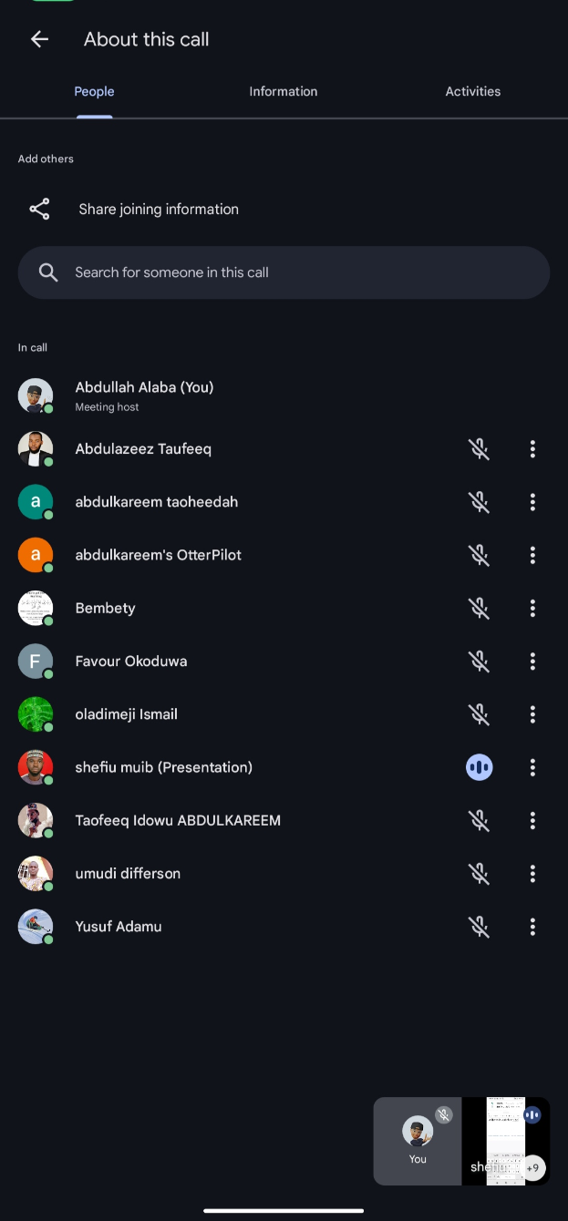 Ein Handy-Bildschirm mit der WhatsApp für Android-App-Oberfläche und einer Gruppe von Menschen, Text und zugehörigen Icons.