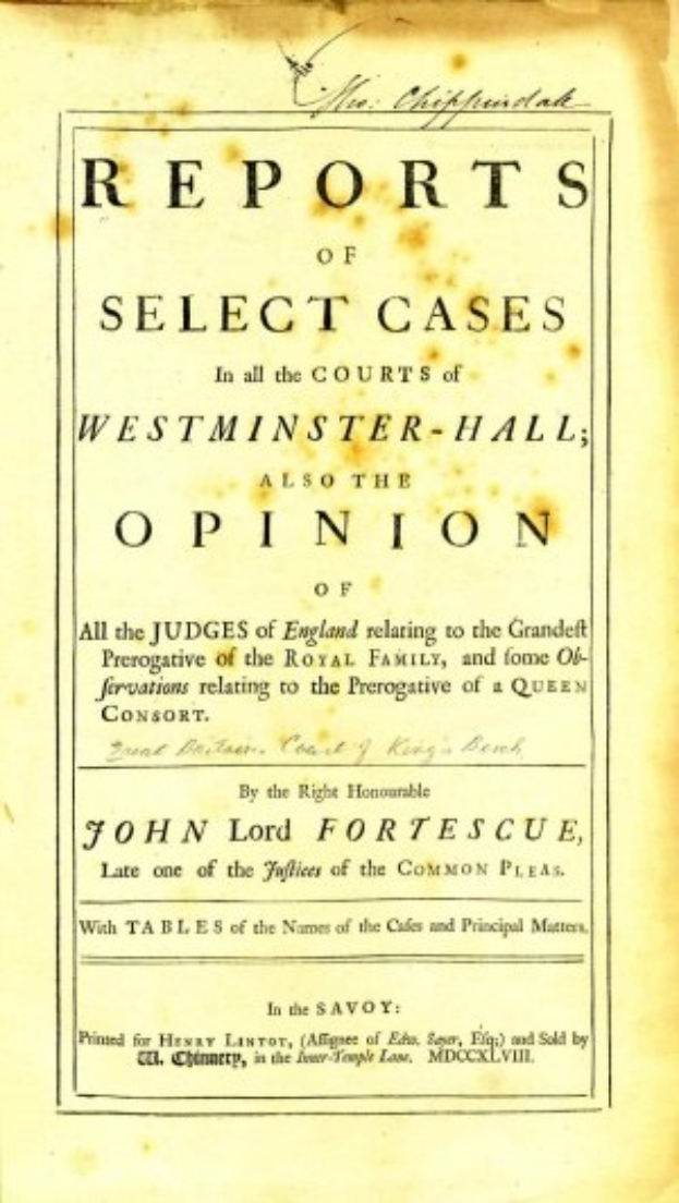 Deckblatt eines alten Buches mit dem Titel "Berichte über ausgew├Ąhlte F├Ąlle vor den Gerichten von Westminster-Hall sowie die Meinung von John Lord Fortescue" mit einer offenen Seite, die schwarzen Text zeigt.