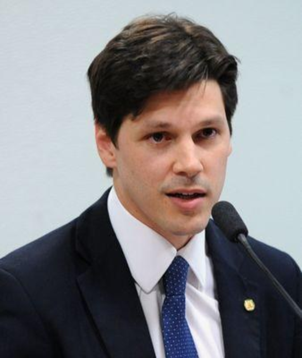 Ein Mann im Anzug und Krawatte spricht in ein Mikrofon, wahrscheinlich zur Genehmigung eines Gesetzes zur Verbot des Internets durch die Regierung.