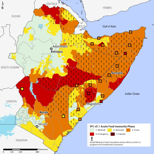 Karte von Afrika mit Farben, die verschiedene Grade der Nahrungsunsicherheit pro Land anzeigen, begleitet von erklärendem Text.