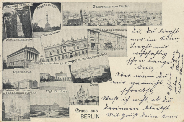Eine Vintage-Postkarte mit mehreren Bildern von Berlin, darunter Architektur, Grünflächen und eine Statue, mit handgeschriebener Schrift.