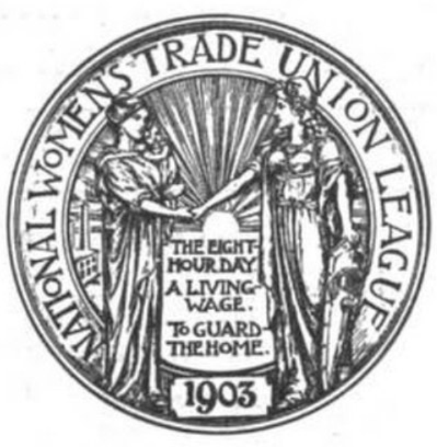 National Women's Trade Union League-Logo mit zwei Frauen in traditioneller Kleidung, die nebeneinander stehen und je ein gelbes Banner mit 'Women's Trade' in fetter Schrift halten, die Arme umeinander gelegt, eingerahmt von einem weissen Rand.