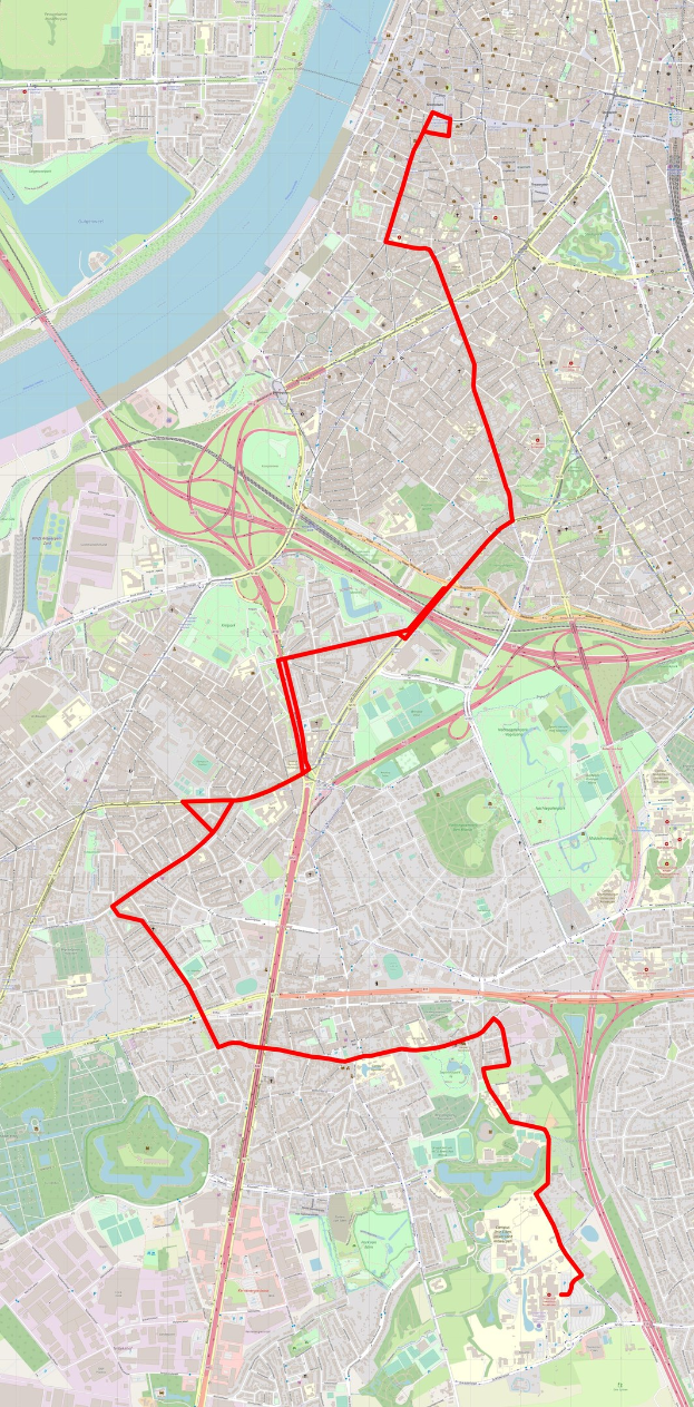 Karte einer Stadt mit einer roten Linie, die die Route eines Fahrradwegs anzeigt, mit Straßen, Parks und Sehenswürdigkeiten.