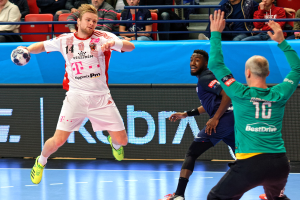 Eine Gruppe von Männern spielt Handball auf einem Court während des Futsal-Weltmeisterschaft 2019-Spiels zwischen Bayern München und Paris Saint-Germain, mit Zuschauern im Hintergrund.
