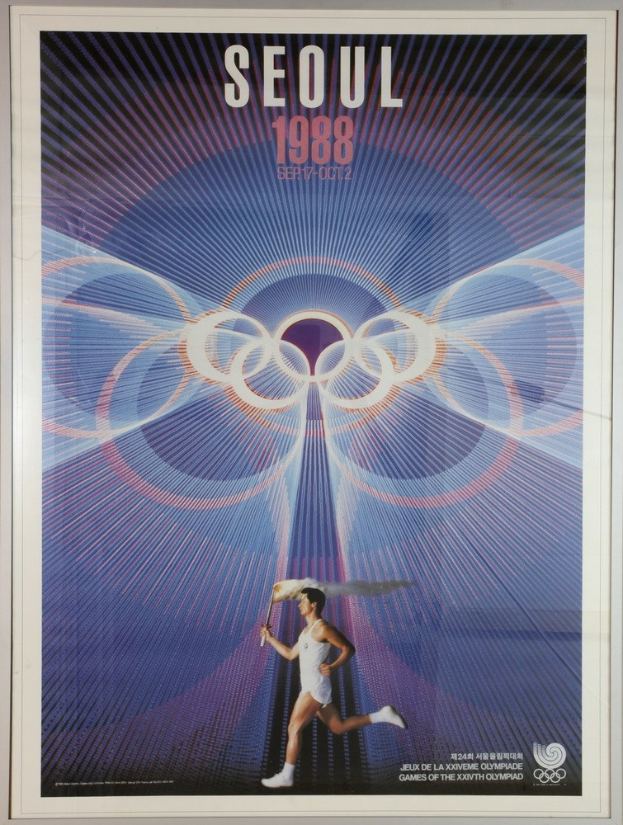 Plakat für die Olympischen Spiele 1988 in Seoul, Südkorea, das einen Läufer mit den Olympischen Ringen im Hintergrund und dem Text "Olympische Spiele" oben zeigt.