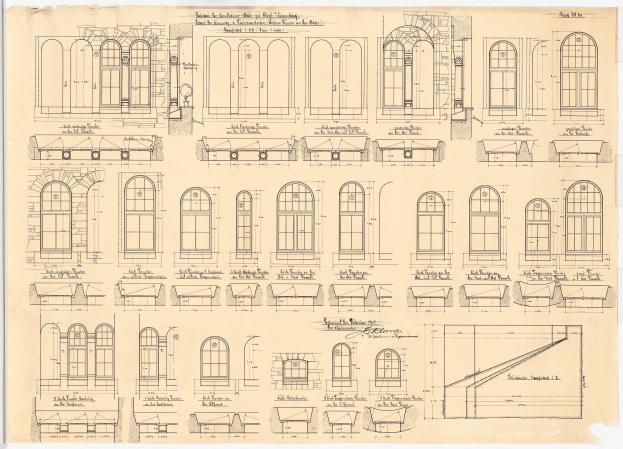 Schwarz-weiß-Architekturzeichnungen verschiedener Fenster und Türen aus einer Buchseite, begleitet von beschreibendem Text.