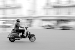 Eine Person auf einem Roller auf der Straße