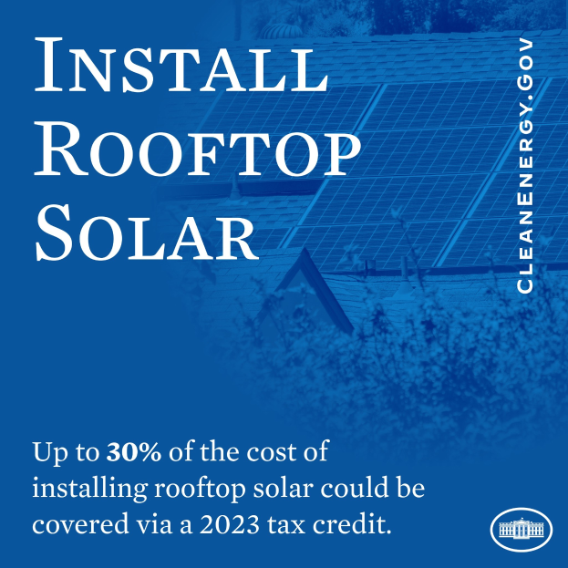 Plakat wirbt für einen Steuerkredit von bis zu 30% der Kosten für die Installation von Dachsolaranlagen im Jahr 2023, mit Bäumen und einem Gebäude mit Solarpaneelen im Hintergrund.
