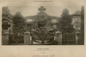 Altes Schwarz-Weiß-Foto eines Friedhofs in Berlin, Deutschland, mit einem Tor, einer Wand, Bäumen und einem Gebäude im Hintergrund, mit dem Text "Grammalskunst, Berlin-Steglitz, Architekt, Bruue Morning in Berlin" am unteren Rand.