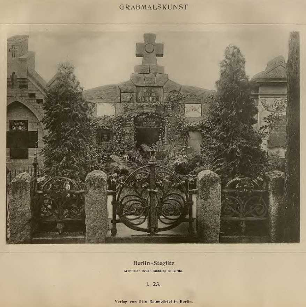 Altes Schwarz-Weiß-Foto eines Friedhofs in Berlin, Deutschland, mit einem Tor, einer Wand, Bäumen und einem Gebäude im Hintergrund, mit dem Text "Grammalskunst, Berlin-Steglitz, Architekt, Bruue Morning in Berlin" am unteren Rand.