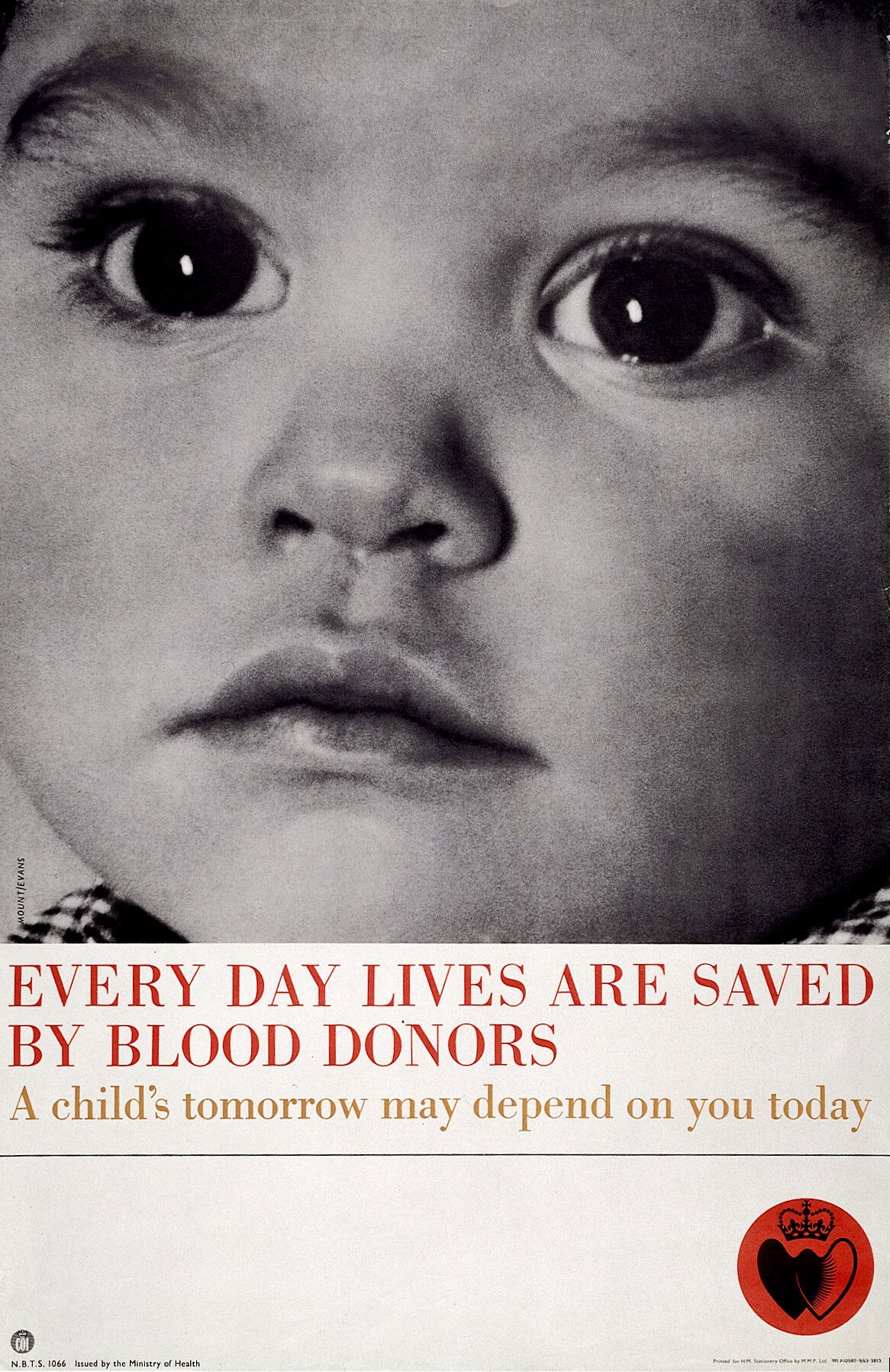 Ein Plakat mit einem Kind mit ernstem Gesichtsausdruck in der Mitte, umgeben von fettgedrucktem schwarzem Text, der "Jeden Tag rettet Blutspenden Leben." lautet.