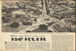 Schwarz-weißes Bild einer alten Zeitung mit einer Stadtansicht, die Gebäude, Bäume und Fahrzeuge zeigt, sowie Text.