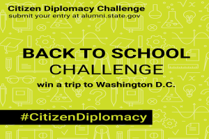 Ein Plakat mit der Aufschrift "Back to School Challenge: Gewinne eine Reise nach Washington D.C." in fetter schwarzer Schrift auf einem weißen Hintergrund, das eine farbenfrohe Illustration eines grinsenden Schülers mit einem Rucksack vor einem Schulgebäude zeigt.