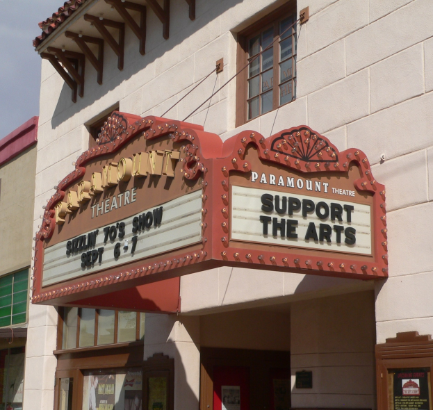 Außenansicht des Paramount Theatre in Sacramento, Kalifornien, mit Glasfenstern und -türen und einer 'Support the Arts'-Schrifttafel über dem Eingang, vor einem sichtbaren Himmel.