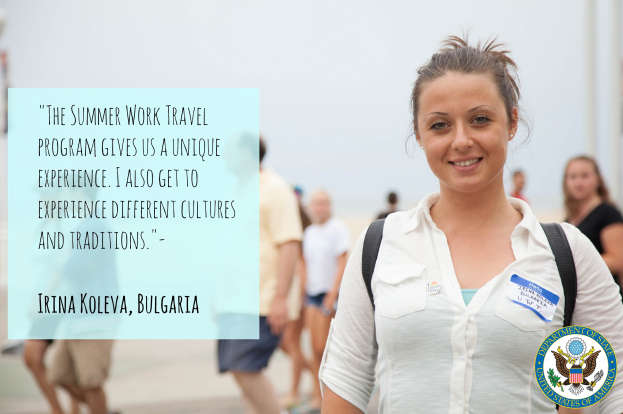 Eine Frau mit einer Tasche lächelt umgeben von einer Gruppe von Menschen, die gehen, mit Text auf der linken Seite, der über ein Sommerarbeitspraktikum berichtet.