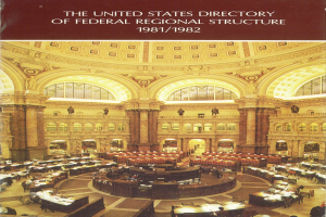 Einblicke in das United States Directory of Federal Regional Structure 1981/1982, das einen Raum mit Menschen an Tischen zeigt, die mit Papieren und Gegenständen bedeckt sind, sowie Säulen und Bögen im Hintergrund und Text oben auf dem Bild.