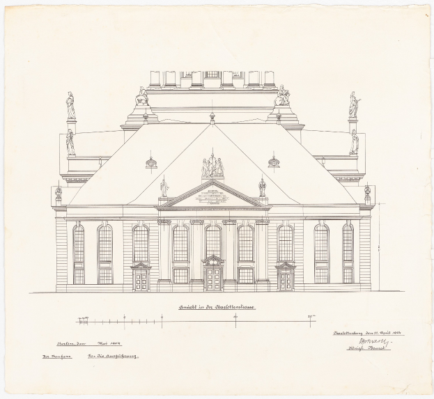 Eine detaillierte Strichzeichnung der Schlosshof-Fassade in Dresden, Deutschland, mit zahlreichen Fenstern und Statuen auf der Struktur, auf einem Blatt Papier mit begleitendem Text.