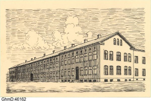 Eine Zeichnung eines großen Fabrikgebäudes mit Rauch, der aus ihm herauskommt, mit einem prominenten Eingang und mehreren Fenstern, mit Text unten.