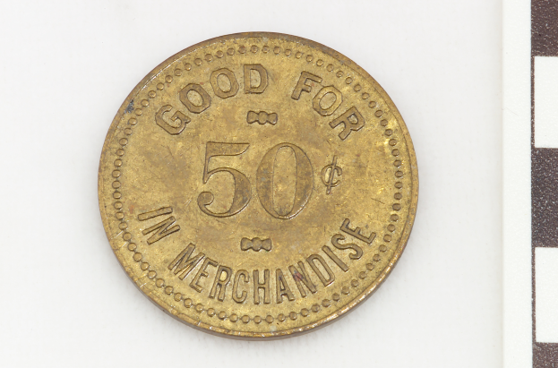 Eine Goldmünze mit der Inschrift "Gut für 50 in Waren" auf einem weißen Hintergrund.