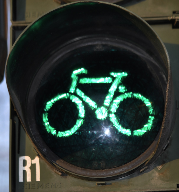 GER-DU: Ruhrort: Auto prallt mit Radfahrer zusammen