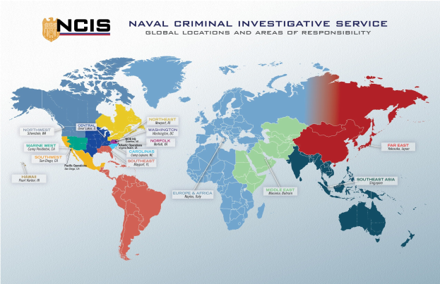 Ein Plakat, das eine Weltkarte mit farbigen Markierungen zeigt, die Standorte von navalen kriminalistischen Dienststellen angeben, sowie begleitenden erklärenden Text.