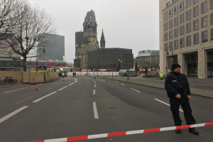 POL-D: Altstadt/Zentrum - Mann im Polizei-T-Shirt beleidigt Polizisten - Mehrere Anklagepunkte