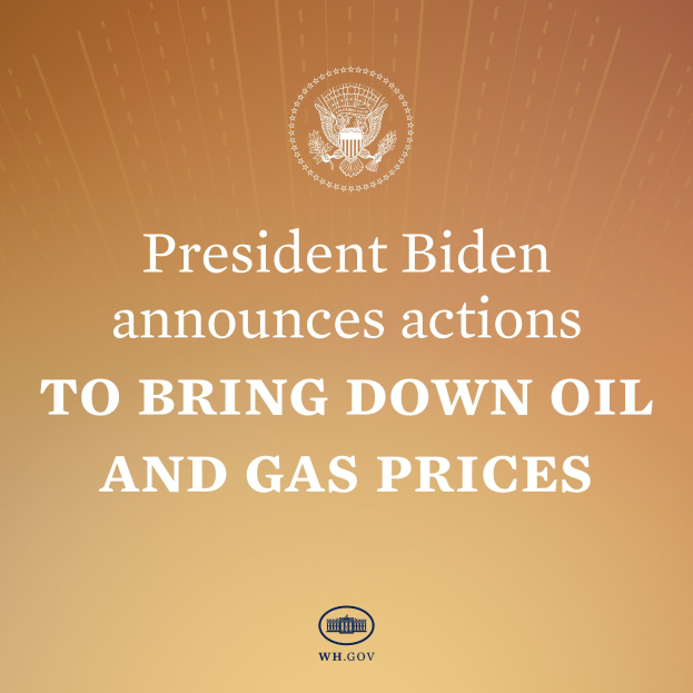 Präsident Biden an einem Rednerpult mit einem Plakat, das ein Logo und Text zeigt, bei der Ankündigung von Maßnahmen zur Verringerung von Öl- und Gaspreisen.