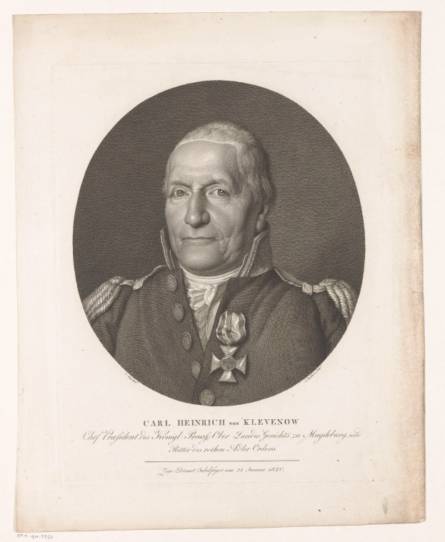 Schwarzes und weißes Porträt von Carl Heinrich von Klevenow in militärischer Uniform mit Text unten.