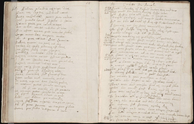 Ein offenes Buch mit Schreiberei auf seinen Seiten.