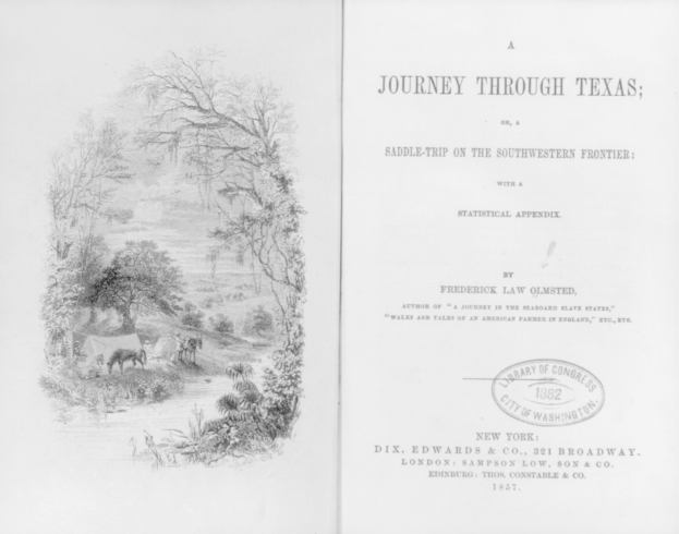 Offenes Buch mit einer Zeichnung einer Reise durch Texas auf der linken Seite, das Bäume, Tiere und Pflanzen zeigt, und Text mit einem Stempel auf der rechten Seite.