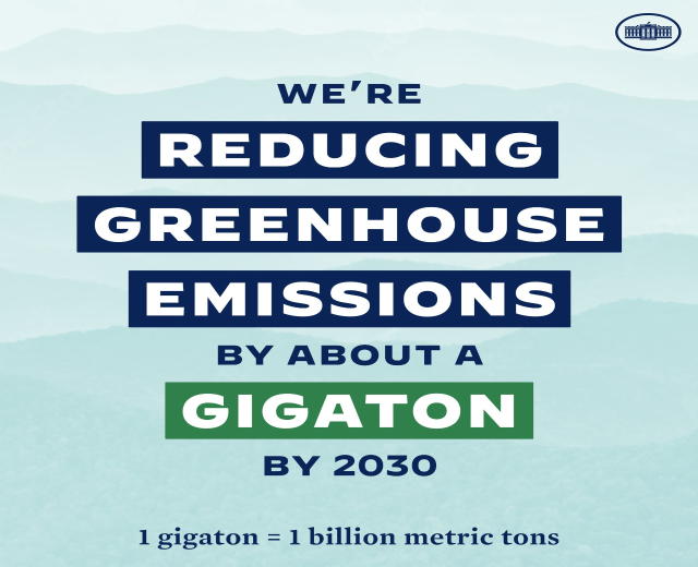 Plakat mit Text und Logo, das "Wir reduzieren die Treibhausgasemissionen um etwa eine Gigatonne bis 2030" besagt.