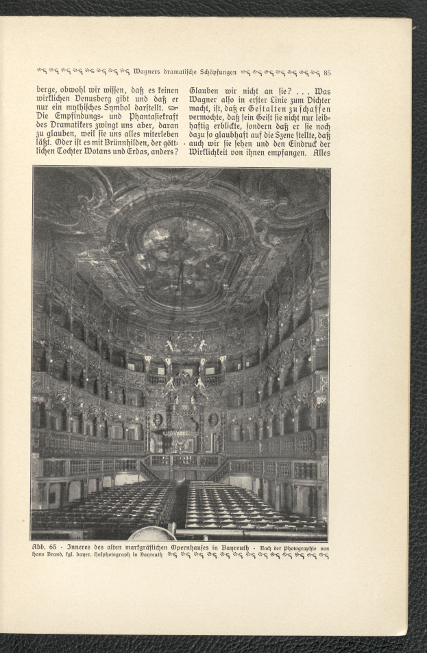 Ein altes Buch mit einem Schwarz-Weiß-Foto einer prächtigen Auditoriumsdecke und beschreibendem Text zum Theaterinneren.