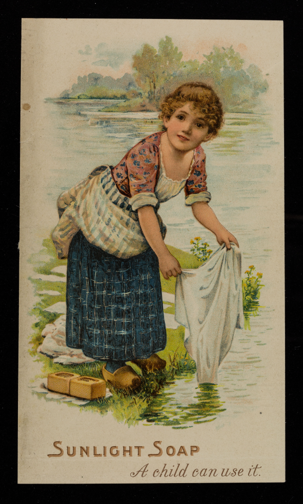 Ein junges Mädchen steht in flachem Wasser und hält ein Tuch in der Hand, umgeben von üppiger Vegetation unter einem strahlend blauen Himmel, mit dem Text "Sonnenbadseife - Ein Kind kann sie verwenden" unten.