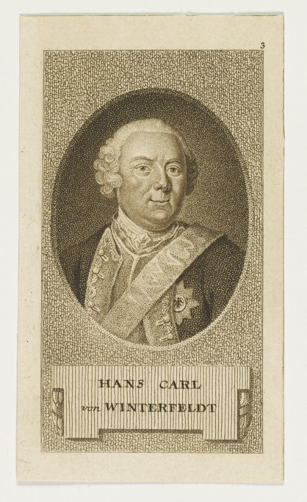 Porträt von Hans Carl von Winterfeldt in Anzug und Krawatte, mit ernstem Gesichtsausdruck, fokussierten Augen und leicht geöffneten Lippen.