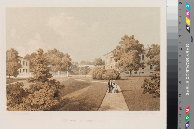 Eine Zeichnung eines Parks mit Menschen, die spazieren gehen, umgeben von Bäumen, Gebäuden und einer Brücke unter einem bewölkten Himmel, mit Text unten, der "Die zweite Dombrücke in Düsseldorf" lautet.