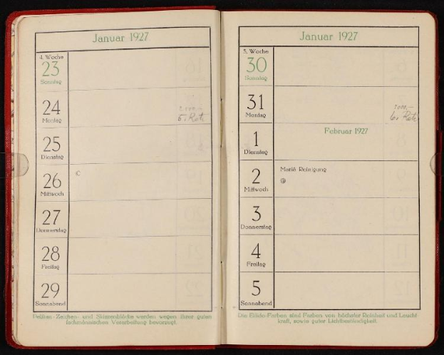 Offenes deutsches Tagebuch von 1927 mit einem Kalender oben drauf, vor einem dunklen Hintergrund dargestellt.